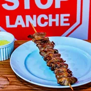 STOP REFEIÇÃO: Espeto de Coração - SIMPLES (acompanha farofa) - STOP REFEIÇÃO (Ingredientes: Farofa)
