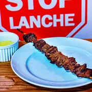STOP REFEIÇÃO: Espeto de Carne - SIMPLES (acompanha farofa)) - STOP REFEIÇÃO (Ingredientes: Espeto de Carne, Farofa)
