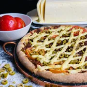 Tradicionais: Carne de Sol - Pizza Grande (Ingredientes: Azeitona, Carne de Sol, Catupiry, Mussarela, Orégano, Tomate)