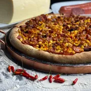 Tradicionais: Baiana Apimentada - Pizza Grande (Ingredientes: Bacon, Calabresa, Milho, Mussarela, Orégano, Pimenta, Presunto)