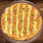Sabores Tradicionais: Bauru - Pizza Gigante (Ingredientes: Azeitona, Catupiry, Mussarela, Presunto, Molho de Tomate, Orégano, Tomate)