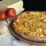 Tradicionais: Napolitana - Pizza Grande (Ingredientes: Mussarela, Orégano, Parmesão, Tomate)