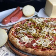 Tradicionais: Siciliana - Pizza Grande (Ingredientes: Azeitona, Calabresa, Cebola, Mussarela, Orégano)