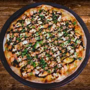 Sabores Premium: Salmão Philadelphia - Pizza Gigante (Ingredientes: Cream Cheese, Molho Especial, Mussarela, Salmão, Tempero Verde, Gergelim, Molho de Tomate, Orégano)