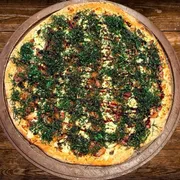 Sabores Especiais: Bacon Crispy - Pizza Gigante (Ingredientes: Bacon , Couve Crispy, Cream Cheese, Molho Especial, Mussarela, Molho de Tomate, Orégano)