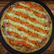 Sabores Tradicionais: Lombo Aos 3 Queijos - Pizza Gigante (Ingredientes: Catupiry, Cheddar, Lombo e Orégano., Mussarela, Molho de Tomate)
