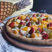 Doces: California - Pizza Grande (Ingredientes: Abacaxi, Banana, Figo, Leite Condensado, Morango, Mussarela, Pêssego)
