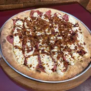 Tradicionais: 06- A Moda dos Amigos II - Pizza Grande (Ingredientes: Bacon, Calabresa Fatiada, Catupiry, Molho Barbecue)
