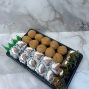 Combinados: 25 Peças Uramaki Filadelfia - 10 Uramaki Filadelfia 10 Salmão Balls 5 hot