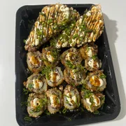 Grelhados: Hot lovers - 12 und Hotroll filadelfia + 1 temaki empanado cortado ao meio com dobro de crean chesse fina lizado molho tare cebolinha gergilim