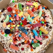 Doces: Kids Branco - Pizza Grande (Ingredientes: Doce de Leite, Mussarela, Chocolate Branco, Morango, Confeitos de Chocolate, balas fini, Leite Condensado)