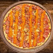 Sabores Especiais: Calabresa Suprema - Pizza Gigante (Ingredientes: Bacon , Calabresa, Mussarela, Cheddar, Molho de Tomate, Orégano)