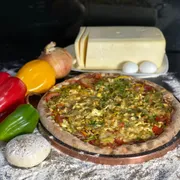 Tradicionais: Portuguesa - Pizza Média (Ingredientes: Azeitona, Calabresa, Cebola, Mussarela, Orégano, Ovo, Pimentão, Presunto, Tomate)