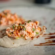 crostinha de salmão: crostinha de salmão grelhado 4 uni. - salmão grelhado, folha de arroz frita , cebolinha e crean cheese