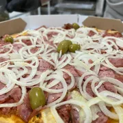 Tradicionais: 09- Calabresa - Pizza Grande (Ingredientes: Molho de Tomate,  Calabresa,  Cebola,  Orégano,  Azeitonas)
