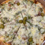 Tradicionais: 07- Brócolis - Pizza Grande (Ingredientes: Molho de Tomate,  Brócolis,  Bacon,  Mussarela,  Orégano,  Azeitonas)