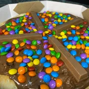 Doces Especiais: 42- Kit Kat - Pizza Grande (Ingredientes: Chocolate ao Leite,  Confete, Kit kat)