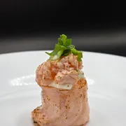 Jhou: Jhou Flambado (8 Unidades) - Salmão flambado + arroz +cream cheese + cebolinha