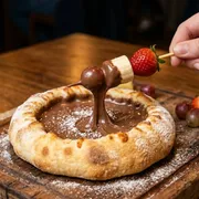 Edicao Limitada Mes das Mulheres: Esf Fondue - Esfiha doce com muito chocolate morango, uva e banana (fina camada de mussarela na base)