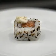 Uramaki: Uramaki Salmão Com Cream Cheese (8 Unidades) - Salmão, arroz, alga, gergelim e cream cheese