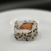 Uramaki: Uramaki Salmão (8 Unidades) - Salmão, arroz, alga e gergelim.