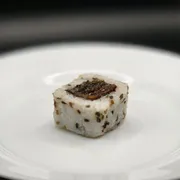 Uramaki: Uramaki Salmão Skin (8 Unidades) - Pele de salmão frito, arroz, alga, gergelim e molho tarê.