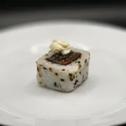 Uramaki: Uramaki Salmão Skin Com Cream Cheese (8 Unidades) - Pele de salmão frito, arroz, alga, gergelim, cream cheese e molho tarê.