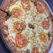 Promocionais: 07- Mussarela - Pizza Grande (Ingredientes: Mussarela, Tomate, Azeitona, Orégano)