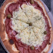 Tradicionais: 09- Toscana - Pizza Grande (Ingredientes: Calabresa, Cebola, Mussarela, Azeitona, Orégano)