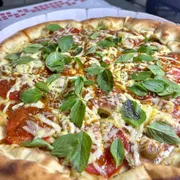 Tradicionais: 10- Margherita - Pizza Grande (Ingredientes: Mussarela, Tomate, Molho, Parmesão, Manjericão, Azeitona, Orégano)