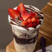 Sobremesas: Sobremesa cabana 400ml - Sobremesas (Ingredientes: Açaí, Creme de avelã, Creme ninho, Morango, Sorvete ninho trufado, Torta de bis)