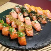 Combos Especiais: Combo niguiri- 20 peças - Combo (Ingredientes: 04 Niguiri salmão, 4 niguiri alho poró, 4 niguiri couve, 4 niguiri doritos, 4 niguiri gorgonzola)