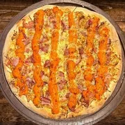 Sabores Tradicionais: Frango Com Cheddar - Pizza Gigante (Ingredientes: Bacon e Orégano., Cheddar, Frango Desfiado, Mussarela, Molho de Tomate)