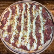 Sabores Tradicionais: Calabresa Cremosa - Pizza Gigante (Ingredientes: Calabresa, Catupiry, Mussarela, Molho de Tomate, Orégano)