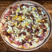 Sabores Tradicionais: Classica - Pizza Gigante (Ingredientes: Bacon , Mussarela, Molho de Tomate, Orégano, Ovo)