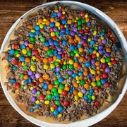 Sabores Doces Especiais: Kids - Pizza Gigante (Ingredientes: Mussarela e Chocolate ao Leite, Confeitos de Chocolate, Creme de Leite)