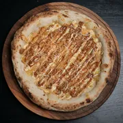 Pizzas Doces: Pizza Abacaxi e Coco Queimado - Doces (Ingredientes: Abacaxi caramelizado, coco queimado, chocolate branco e doce de leite sobre uma base de mussarela. Uma combinação surpreendente que equilibra frescor, cremosidade e doçura na medida certa)