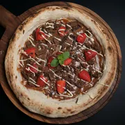 Pizzas Doces: Pizza Brownie e Morango - Doces (Ingredientes: Doce de leite, pedaços de brownie, chocolate branco e morangos frescos sobre nossa massa artesanal. Intensa, envolvente e perfeita para encerrar a experiência com um toque especial)