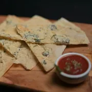 Crostine: Crostine Al Formaggie - Massa romana crocante coberta com uma combinação de queijos, parmesão e alecrim. Intensa, cremosa e irresistivelmente saborosa.