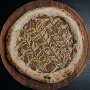 Pizzas Doces: Pizza Nutella e Pistache - Doces (Ingredientes: A cremosidade irresistível da Nutella encontra a intensidade delicada do creme de pistache, finalizada com farofa crocante de pistache torrado. Uma combinação sofisticada, envolvente e simplesmente irresistibile)