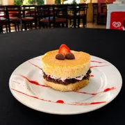 Lanches: Hambúrguer Doce Branco - Lanche (Ingredientes: Massa de Pão de Ló, Morango, Recheio de Brigadeiro)