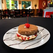 Lanches: Hambúrguer Doce Chocolate - Lanche (Ingredientes: Brigadeiro, Chantilly, Massa de Pão de Ló, Morango, Recheio de Brigadeiro)