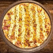 Sabores Tradicionais: Bacon Com Catupiry - Pizza Gigante (Ingredientes: Bacon , Milho, Mussarela, Catupiry, Molho de Tomate, Orégano)