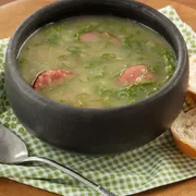 Caldos: Caldo verde - 500 ml (Ingredientes: Bacon em cubos, Couve Fatiada, Creme de batata com temperos naturais, linguiça calabresa em cubos, salsa e cebolinha picada)
