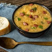 Caldos: Caldo de kenga - 500 ml (Ingredientes: creme de mandioca com temperos naturais, frango desfiado, milho verde fresco, salsa e cebolinha picada)