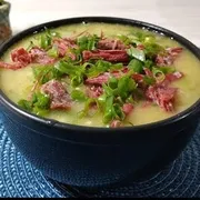 Caldos: Caldo de Mandioca com Carne Seca - 500 ml (Ingredientes: Carne seca desfiada, creme de mandioca com temperos naturais, salsa e cebolinha picada)