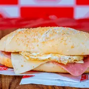 Sanduíche no Pão Francês: Pão com Queijo, Ovo e Presunto - Sanduíche no Pão Francês (Ingredientes: Manteiga, Ovo Frito, Pão, Presunto, Queijo Coalho)