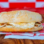 Sanduíche no Pão Francês: Pão com Queijo e Ovo - Sanduíche no Pão Francês (Ingredientes: Ovo Frito, Queijo Coalho)