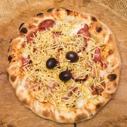 Especiais: Francesa - Pizza Grande (Ingredientes: Molho de Tomate, Muçarela,  Presunto,  Bacon,  Calabresa,  Catupiry, Azeitona, Batata Palha,  Orégano)