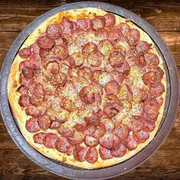 Sabores Tradicionais: Calabresa Com Alho - Pizza Gigante (Ingredientes: Alho Frito, Calabresa, Mussarela, Molho de Tomate, Orégano)